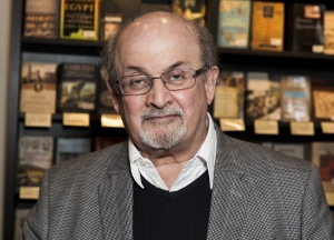 Apuñalan al escritor Salman Rushdie mientras ofrecía una conferencia en Nueva York