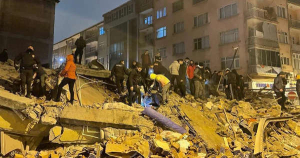 Terremoto magnitud 8.1 azotó a Turquía y dejó alrededor de 2 mil 300 muertos