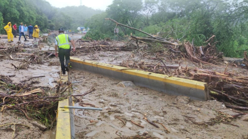 El huracán “Otis” provoca deslaves en la autopista del Sol y la federal a Acapulco