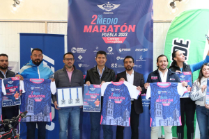 Ayuntamiento de Puebla presenta la playera y la medalla del medio maratón