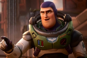 Lightyear: Disney permitirá beso lésbico en la nueva película de Pixar