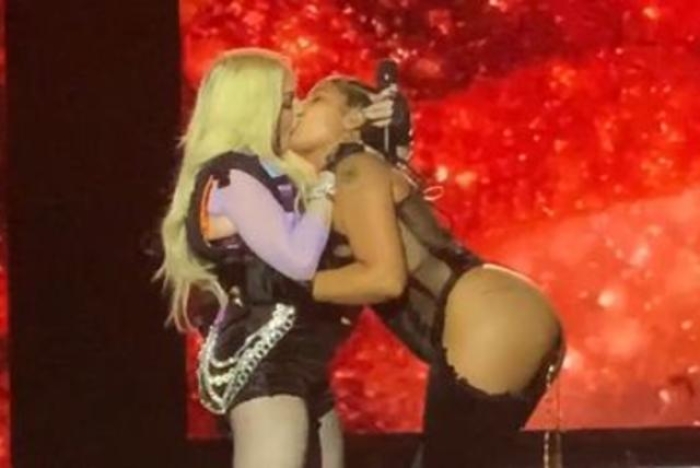 Con ardiente beso Madonna y Tokischa celebraron del Día del Orgullo en Nueva York
