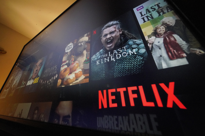 Cancela Netflix cuentas compartidas; deberás pagar $69 pesos más para compartir contraseñas
